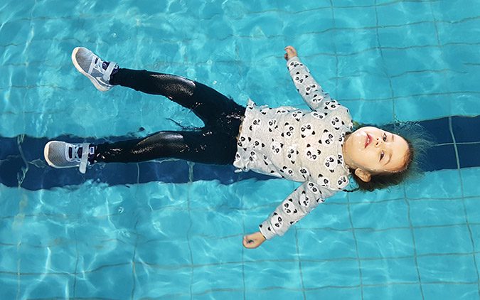 Survival-course-training-in-children's-pool